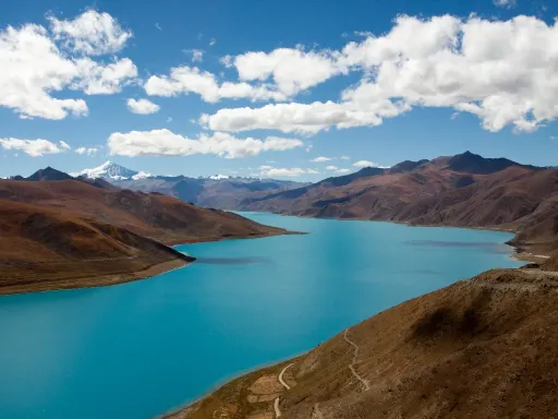Yamdrok Lake羊卓雍措湖2.png