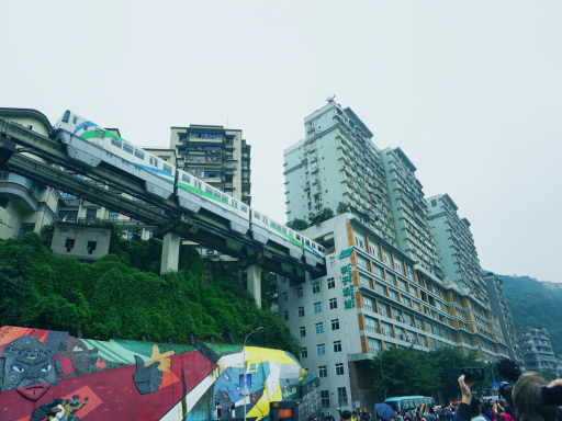 Light Rail crossing the building 轻轨穿楼平台.png