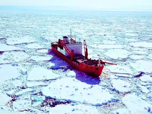 Abashiri Ice Breaking Cruise / 网走破冰船.webp