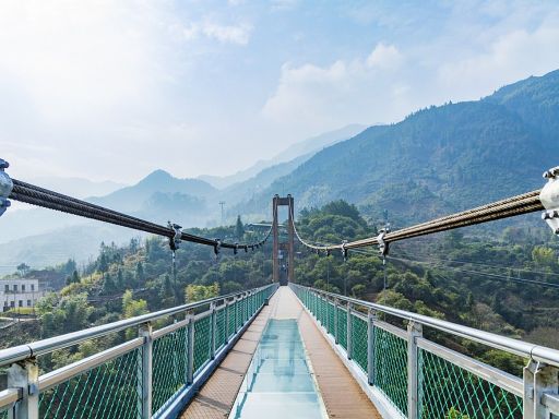 High-altitude Glass Plank Bridge 高空玻璃栈桥