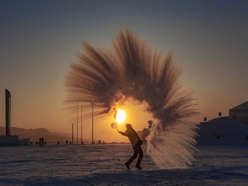 splashing water into ice泼水成冰 