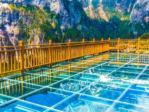 high-altitude glass viewing platform 回音壁高空栈道