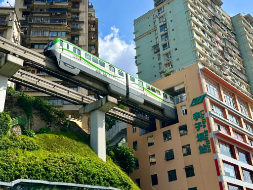 李子坝轻轨站观轻轨观楼