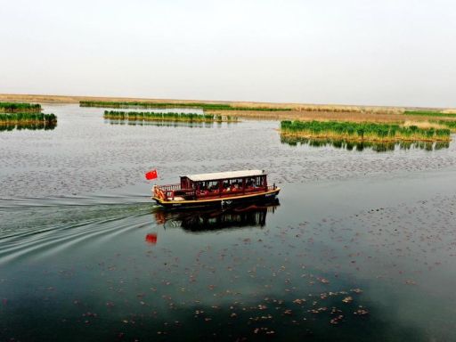 博斯腾湖含游船