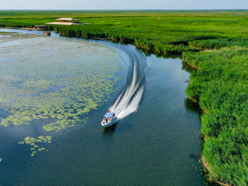 博斯腾湖含游船
