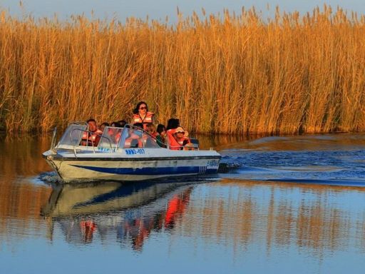 博斯腾湖含游船